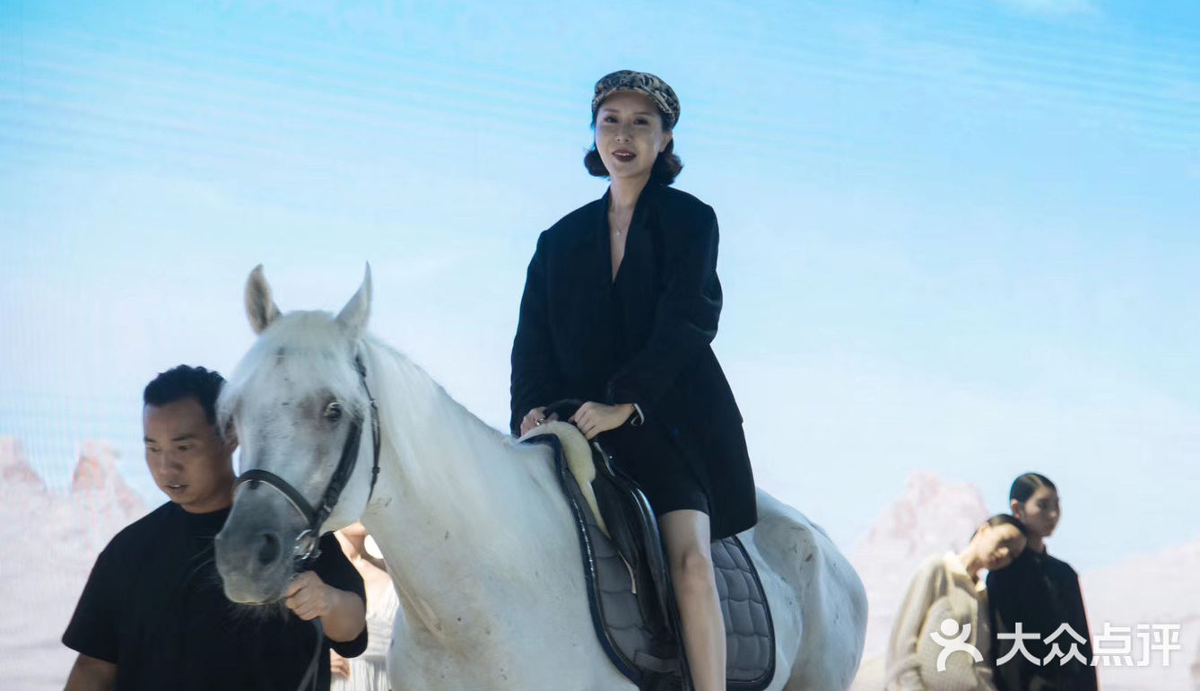 最惊艳的要数品牌创始人骑着白马出场