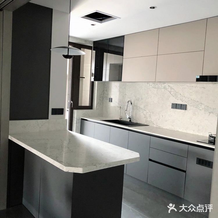 窗台、窗边也全部采用石英石上墙