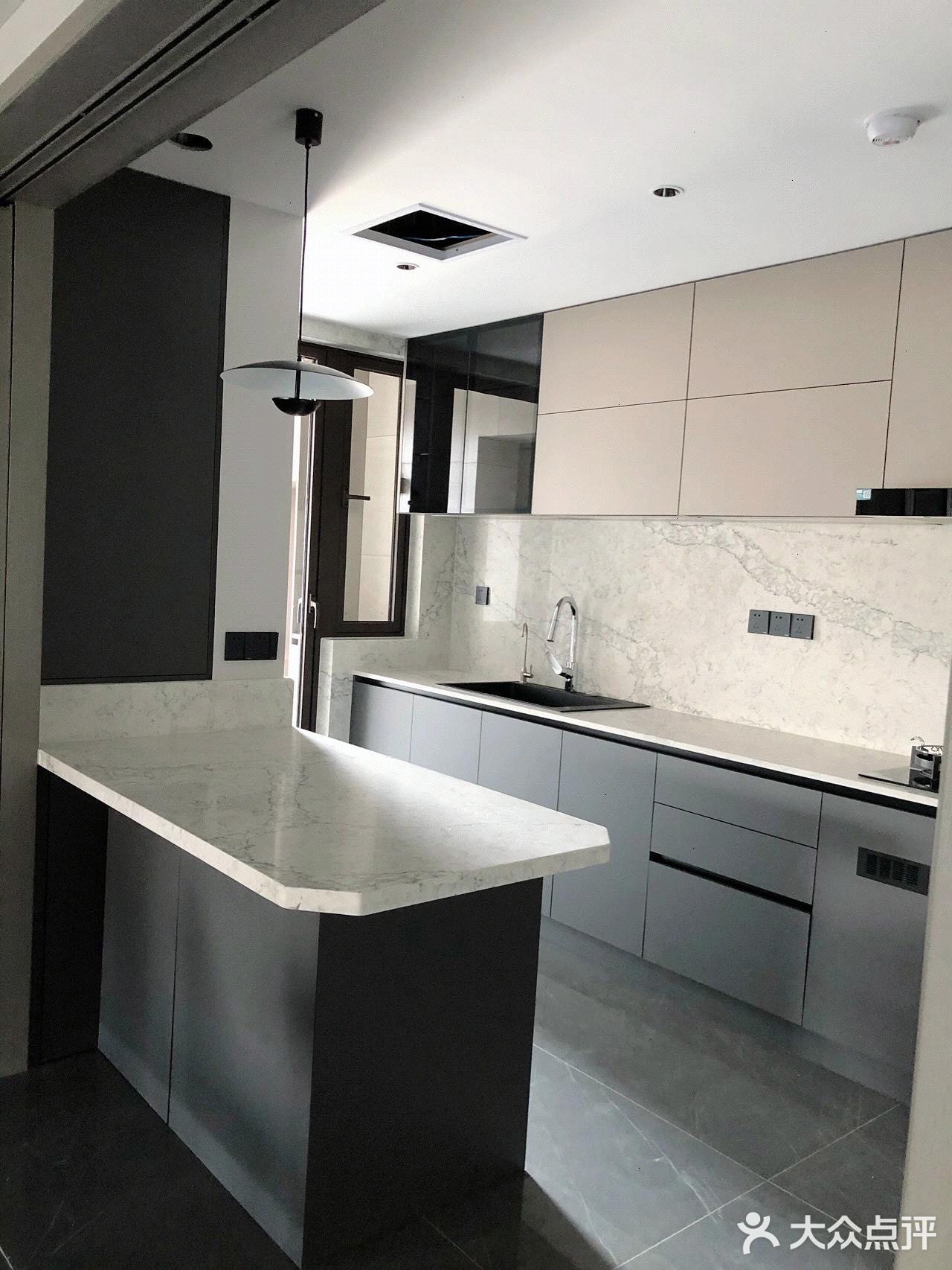 窗台、窗边也全部采用石英石上墙