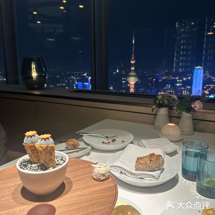 男朋友邀请我一起来体验莱美露滋 68楼风景真的很漂亮