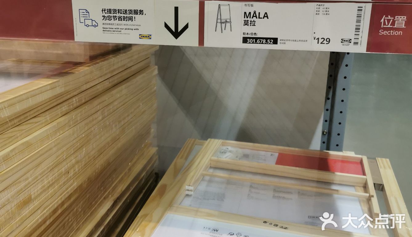 白板笔收纳在板擦背面凹槽中，非常方便
