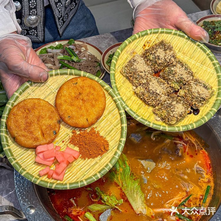 朋友按头安利的贵州酸汤火锅！真的绝了！