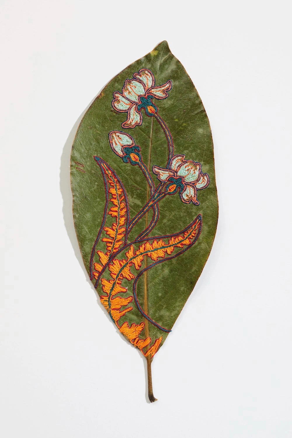 用刺绣在叶片上绘画