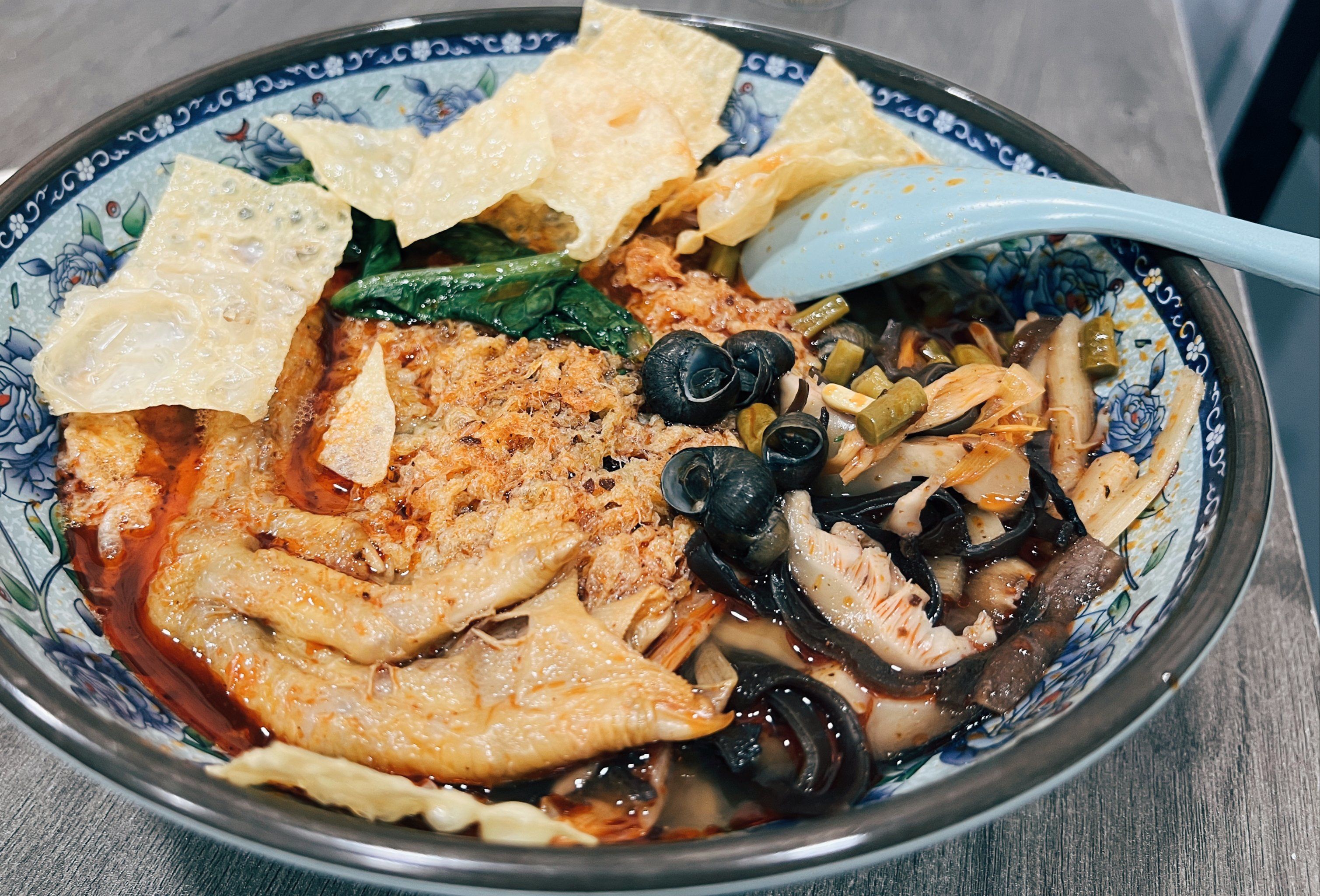 螺蛳粉是广西壮族自治区柳州市传统特色小吃