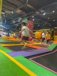 -蹦蹦跳跳(新奥购物中心店)