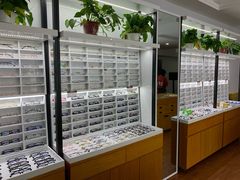 -视野联行眼镜•蔡司•依视路(温江店)
