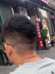 -东方先生国潮男士理发馆