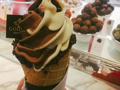 草莓双重巧克力甜筒-GODIVA(海岸城店)