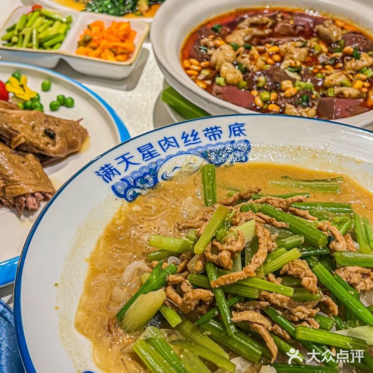炸八块,这都是招牌 包括吃饭之前会有开胃小菜
