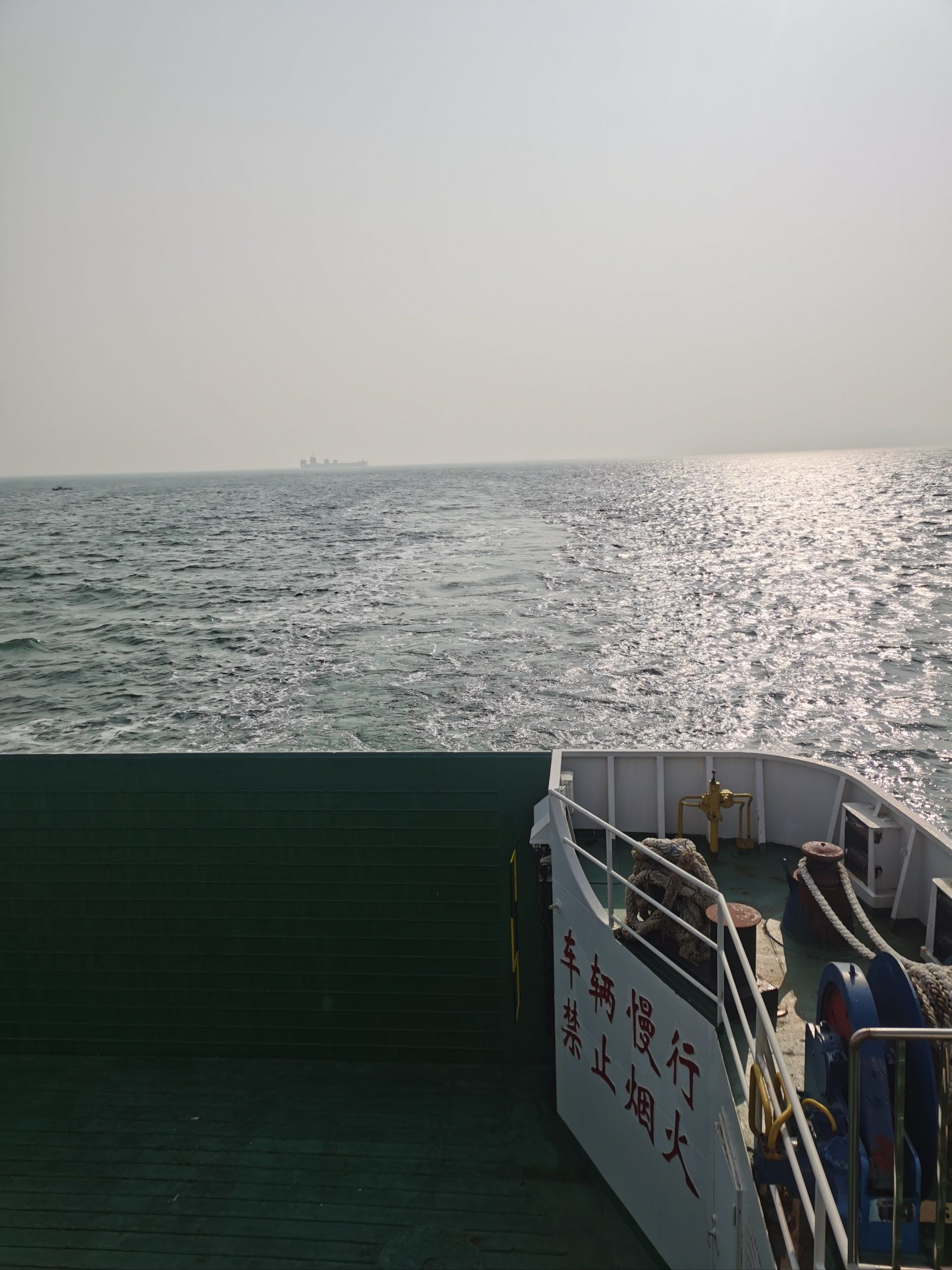 小船儿轻轻,海风轻轻吹