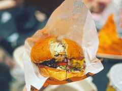 黑松露奶酪牛肉汉堡-JPG canteen(广州寺右公馆店)
