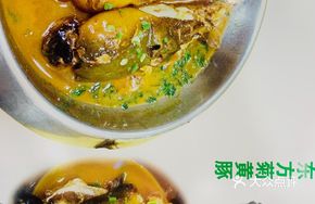 Oriental Golden Pig's Trotter with Chrysanthemum