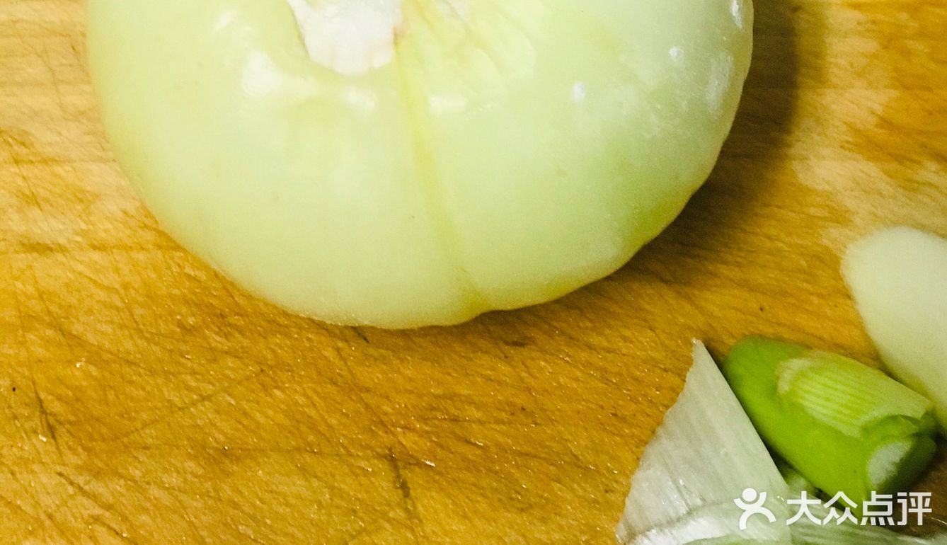 大盘鸡和炒面片！材料非常简单：半只三黄鸡