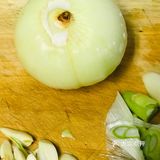 大盘鸡和炒面片！材料非常简单：半只三黄鸡