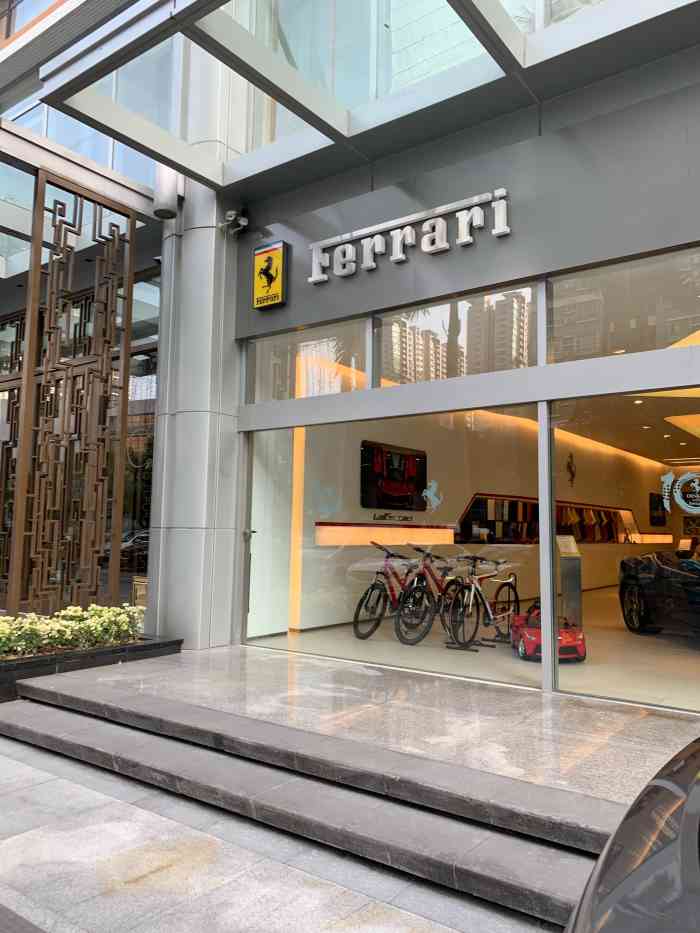 骏佳法拉利-"开在富人区的4s店 每到深夜都有飙车的响.