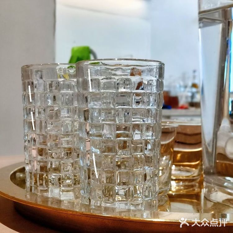 雨天偶遇｜被这家咖啡店的「花朵楼梯」美到了！