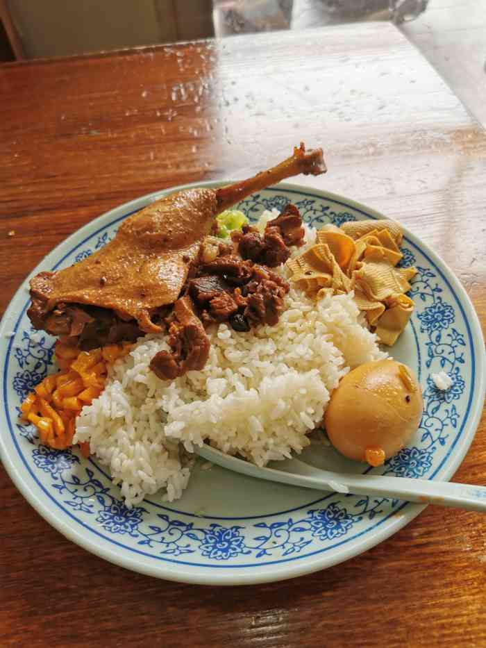 「卤香鸭腿饭」鸭腿很大,基本上一个鸭腿下去就吃半饱了