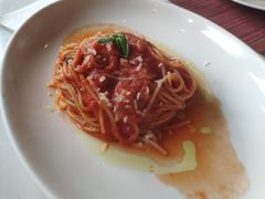 经典意大利细面配蒜味番茄酱-WOLFGANG PUCK KITCHEN & BAR(迪士尼小镇店)