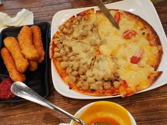 牛肉黄桃披萨双拼-汽车博物馆主题餐厅