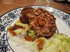 鸭蛋黄狮子头-春水锅贴·传统鲁菜(大明湖店)