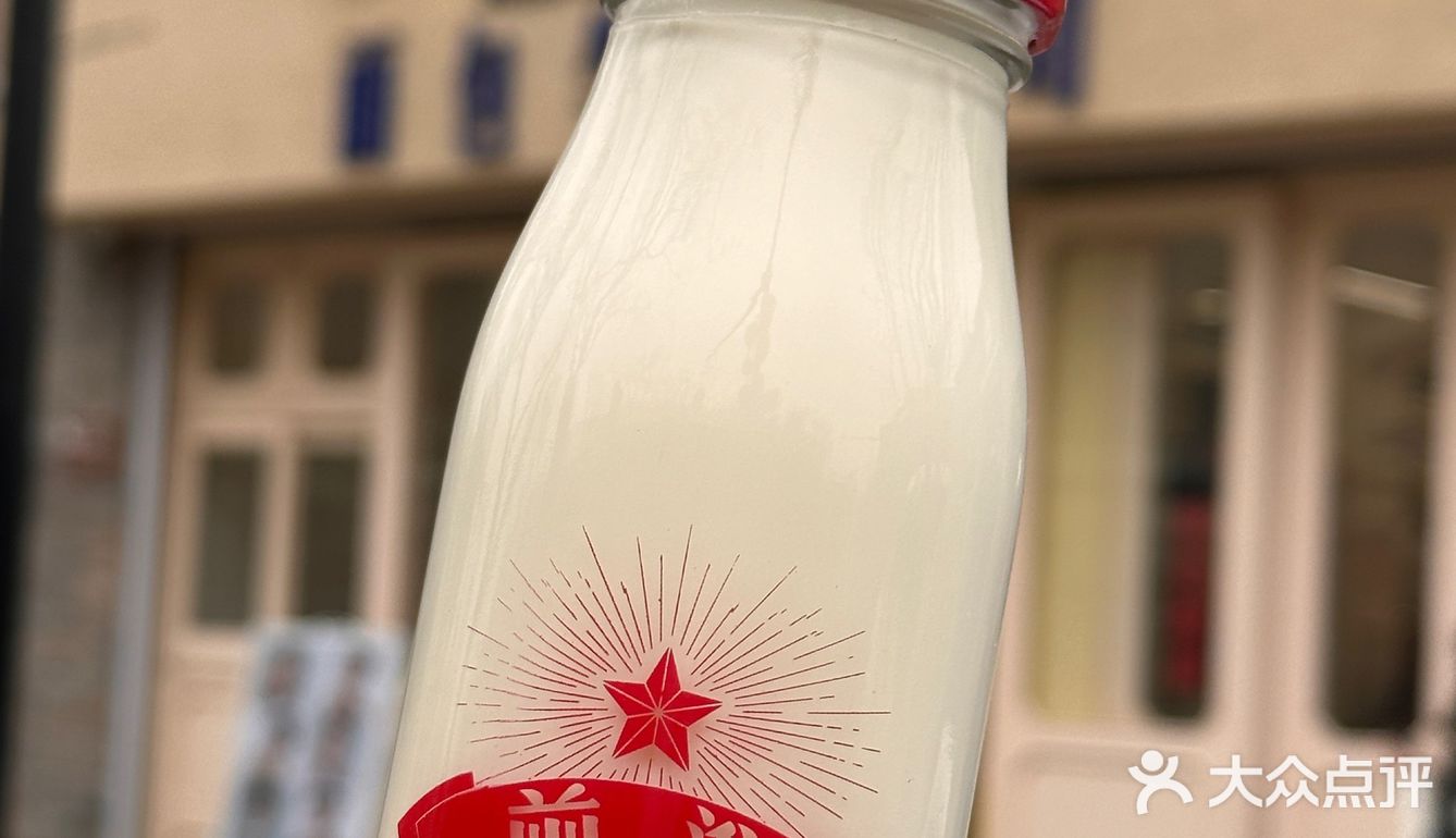 东四这家面包房超级火爆，都是来他家买面包，打牛奶的