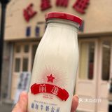 东四这家面包房超级火爆，都是来他家买面包，打牛奶的