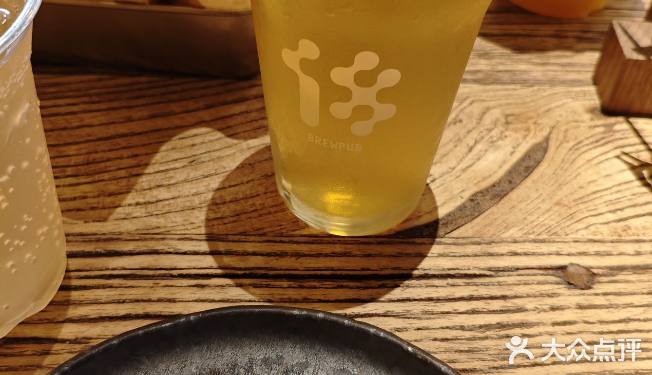 夜幕下的酒馆时光