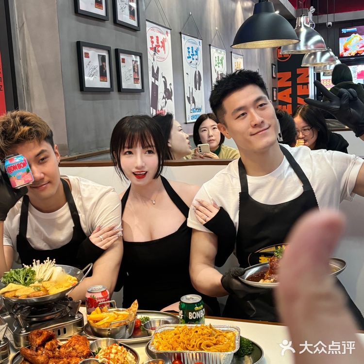 哇谁懂啊在广州两个猛男服务生陪我吃韩国烤鸡🥰