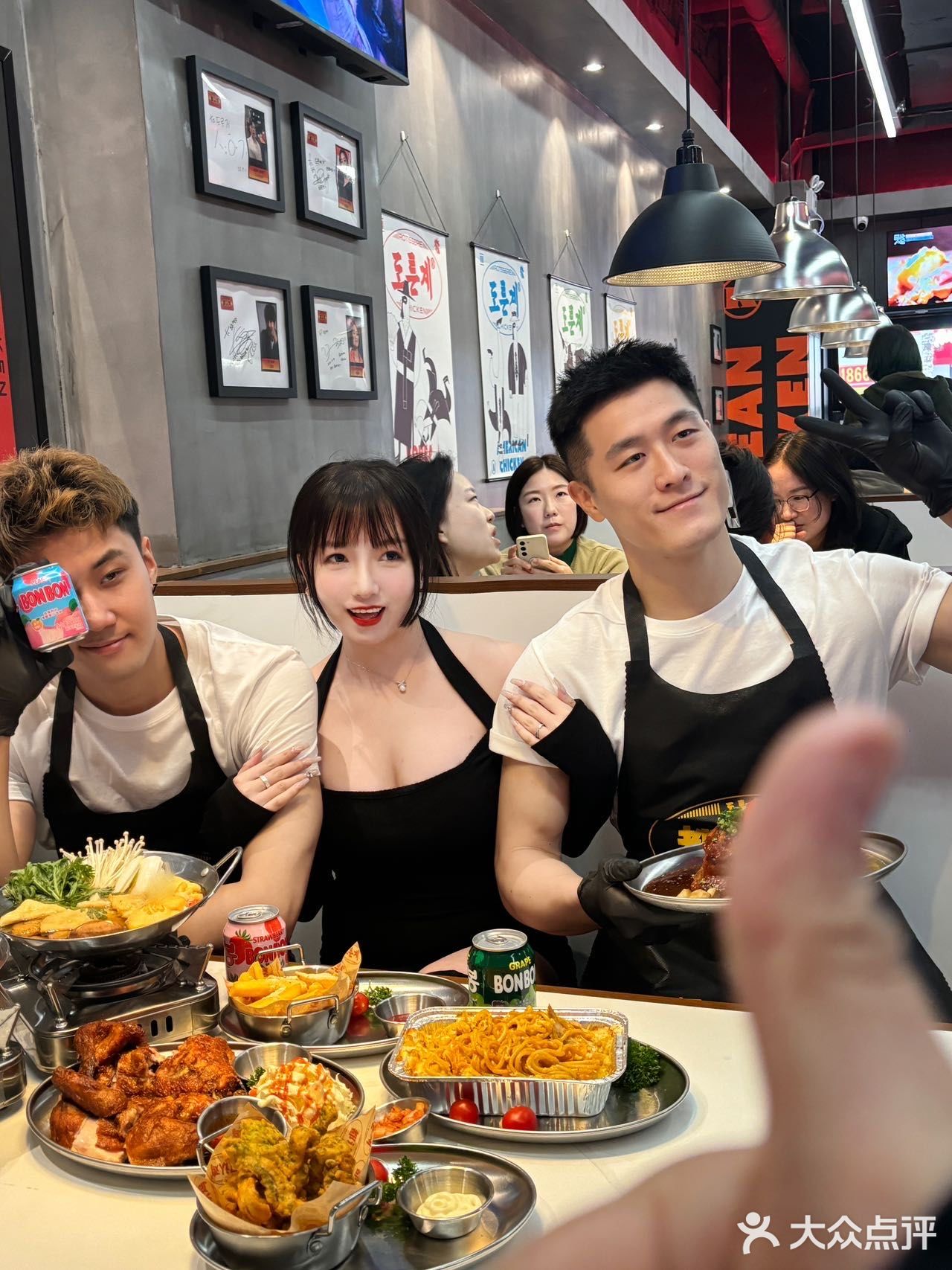 哇谁懂啊在广州两个猛男服务生陪我吃韩国烤鸡🥰