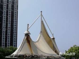 游乐园在江尖大桥的下面靠着北大街 游乐园内花儿吐艳、