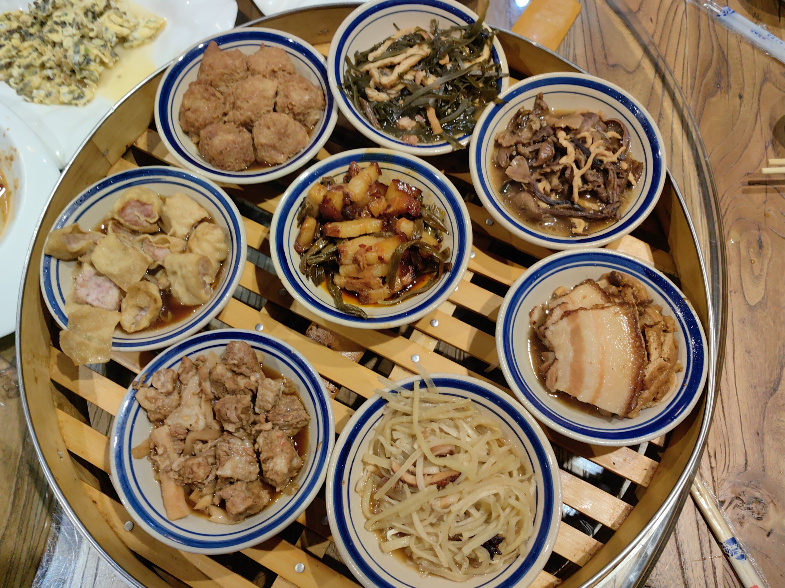 汤很鲜 糜子面烙糕好像是承德的特色 每家店都有满族八大碗尝鲜也可以