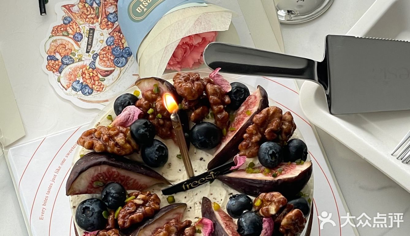 周末朋友来家里做客带的蛋糕🎂怎么会这么好吃