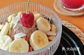 Chocolate Banana Greek Yogurt