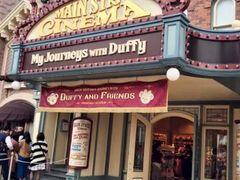 -小镇影院迪士尼小熊Duffy与他的朋友合影地