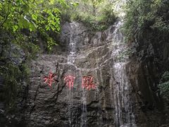 继续向上的瀑布之一。-十渡东湖港风景区