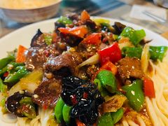 -歹歹的加个面过油肉拌面
