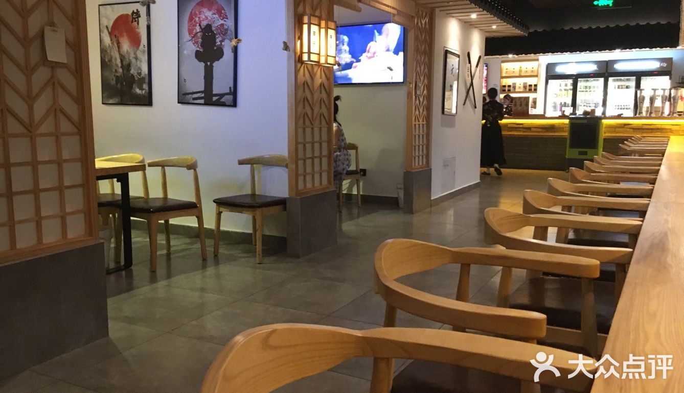 2020年5月16日,晚上10点,到店,一堆空桌