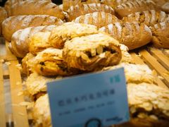 巴旦木巧克力可颂-Dough&Joe团憩(瑞虹天地月亮湾店)