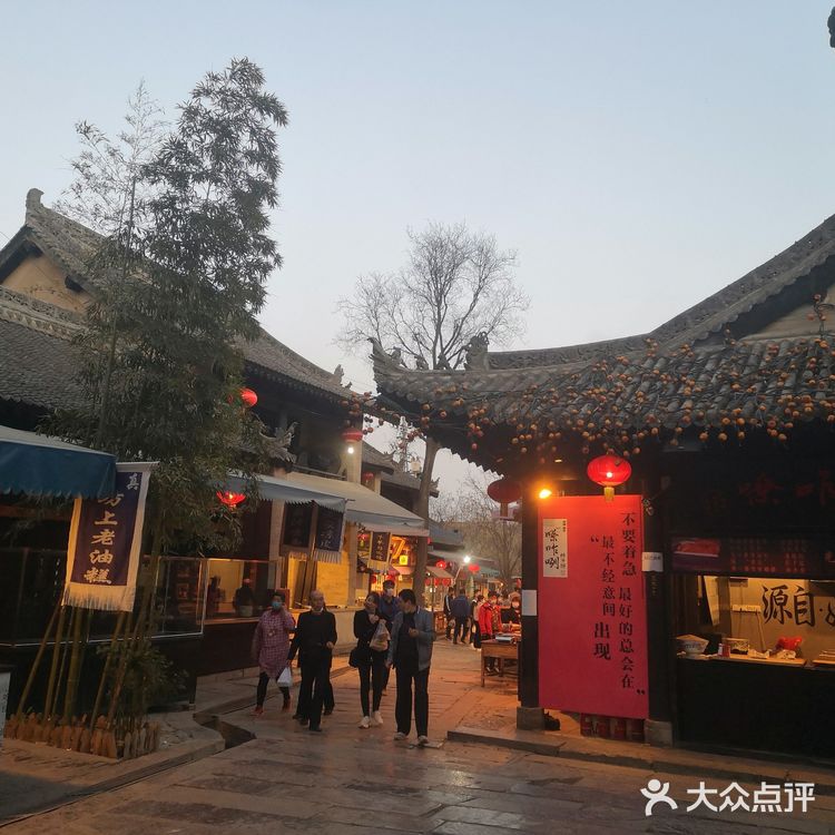 下午5点从咸阳出发，到6点整正好一个小时到袁家村