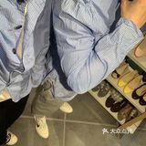 杏色吊带搭配九分小黑裤，简单大方
