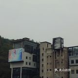 现在也风光不在，湖边的路被拦起来了，在整修