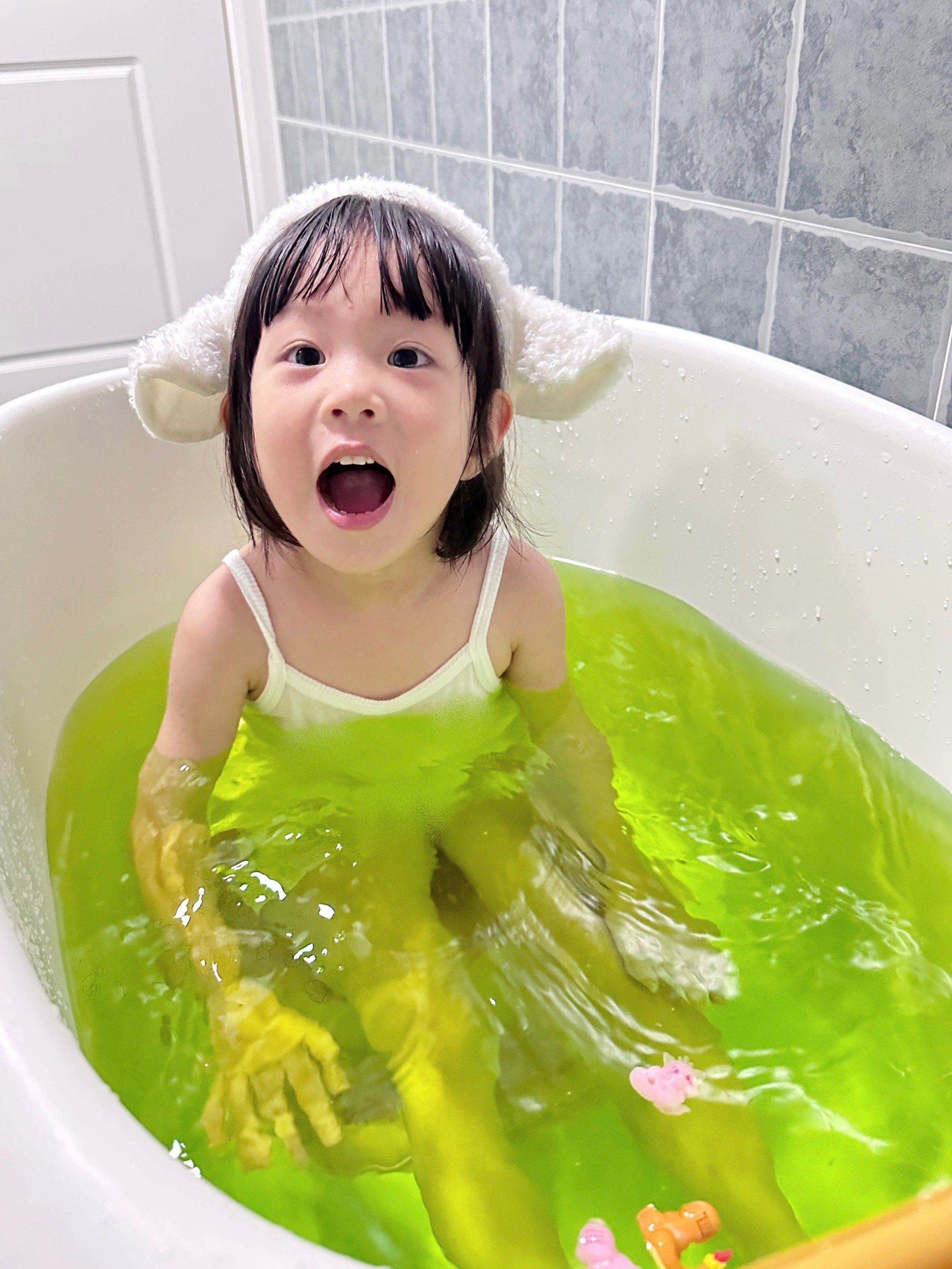 泡泡球
女儿终于感受到了边洗边玩的乐趣
泡澡的同时还能拆盲盒