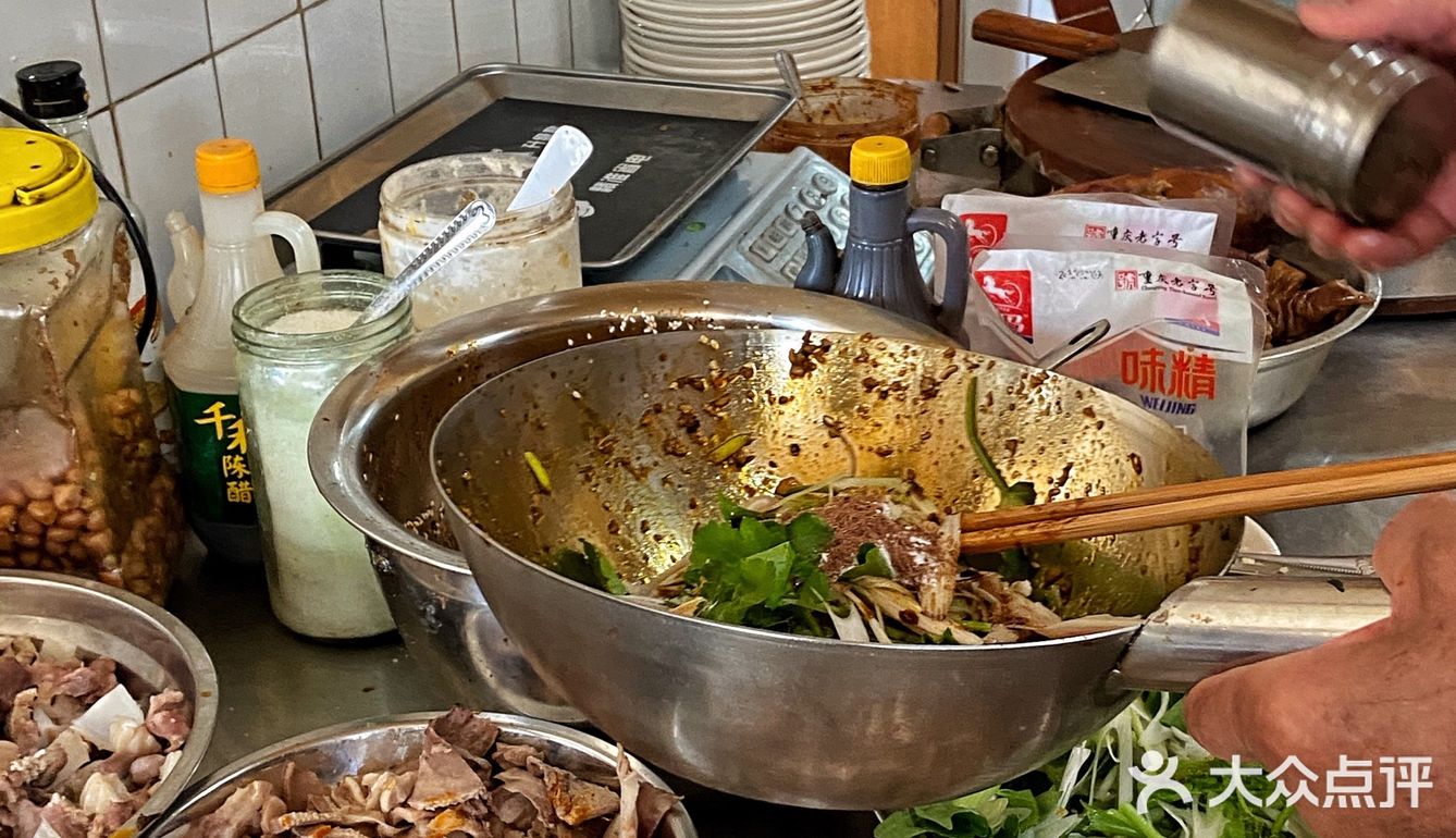 乡镇卡卡里的老馆子，11点就像吃酒一样，人均25吃饱
