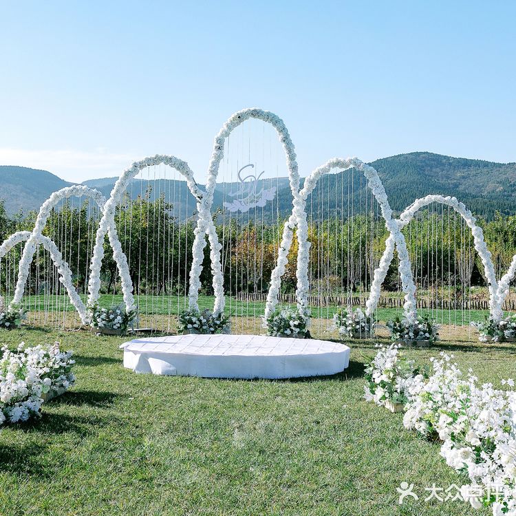 济南婚礼-蓝天白云青草地的婚礼现场