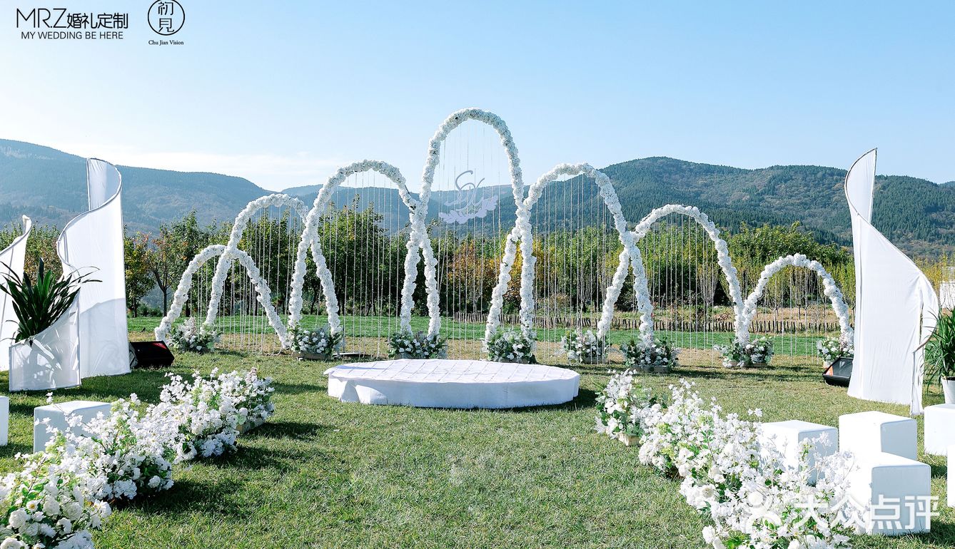 济南婚礼-蓝天白云青草地的婚礼现场