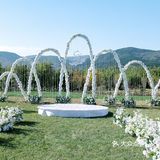 济南婚礼-蓝天白云青草地的婚礼现场