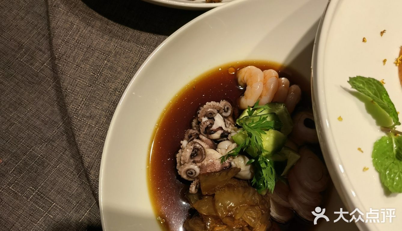 决定来青年餐厅了，定了两桌，服务人员的态度非常好
