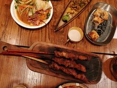红柳羊肉串-阿里家·新疆烤肉酒場 by MIG