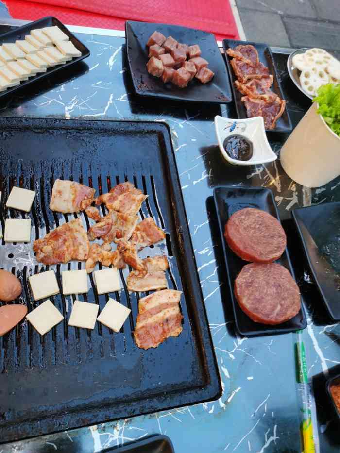 大莽子炭火烤肉(横二路店)-"[薄荷]环境:重新装修了环境更加宽敞了.