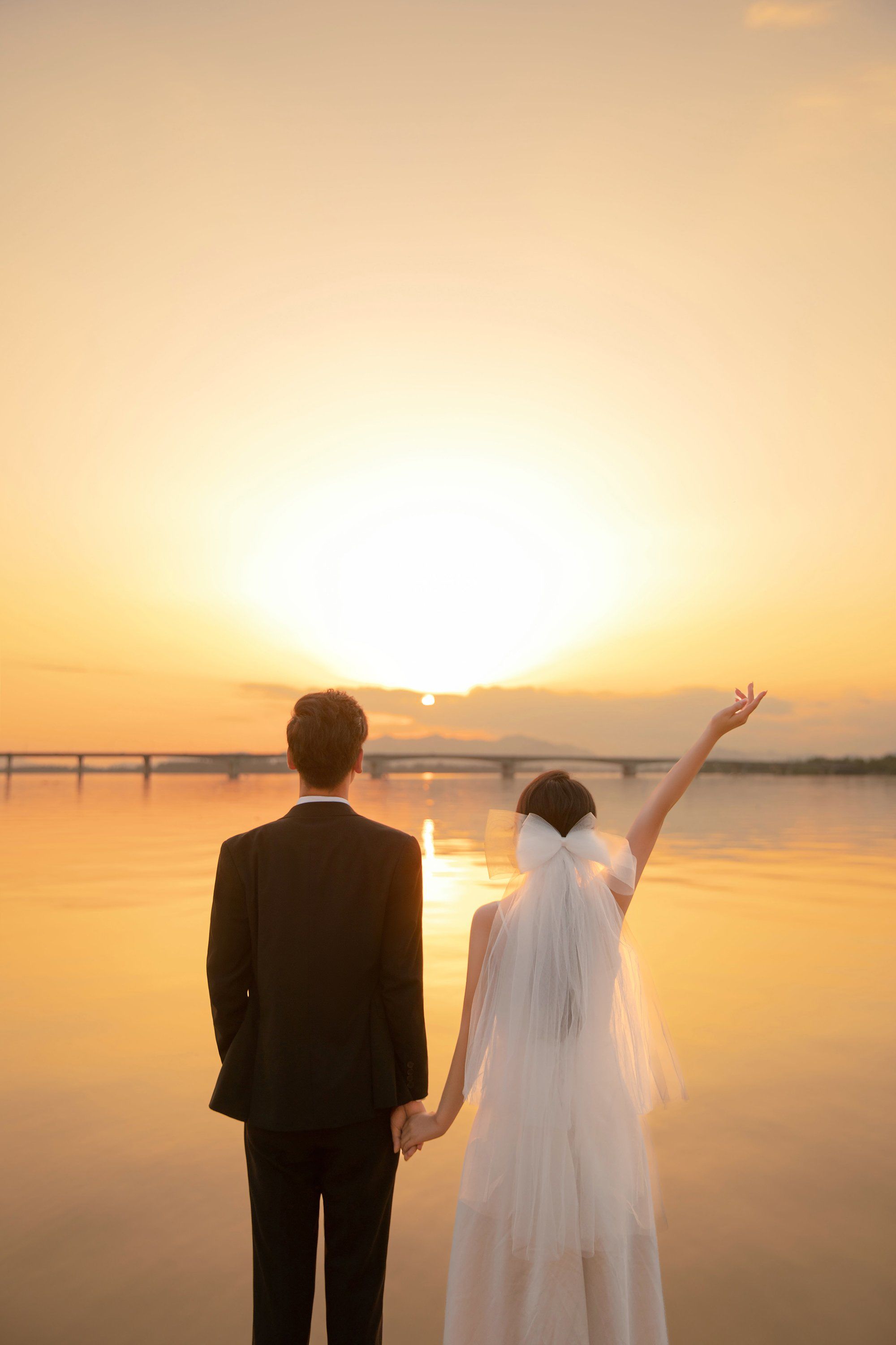 露营式湖边夕阳婚纱照超有氛围感